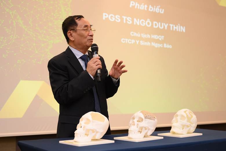 PGS.TS Ngô Duy Thìn giới thiệu về mảnh ghép hộp sọ PEEK in 3D cá thể hóa – sản phẩm đầu tiên trong nước và duy nhất đến hiện tại được Bộ Y tế cấp phép lưu hành.